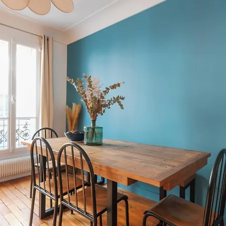 Charming Near Sacre Coeur